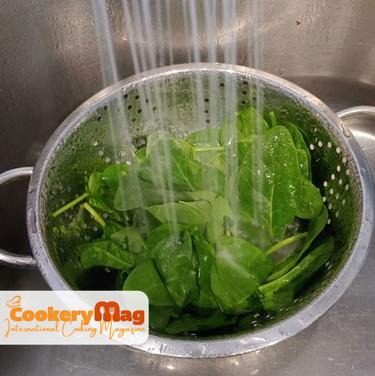 Wash spinach for nargesi