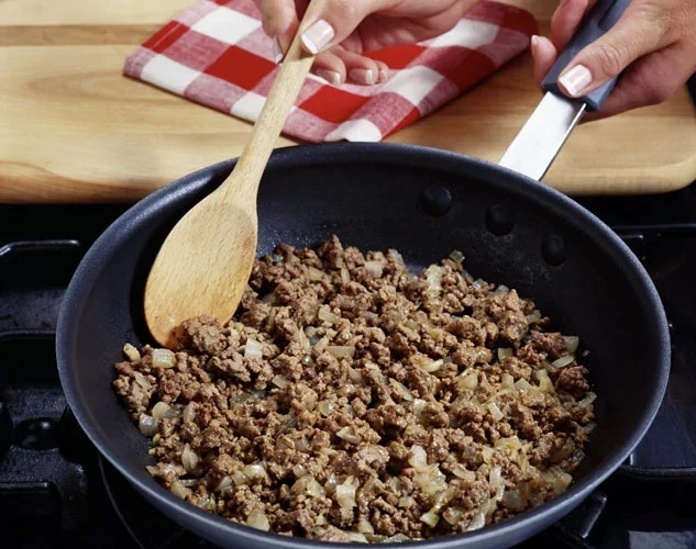frying minced meat for estamboli