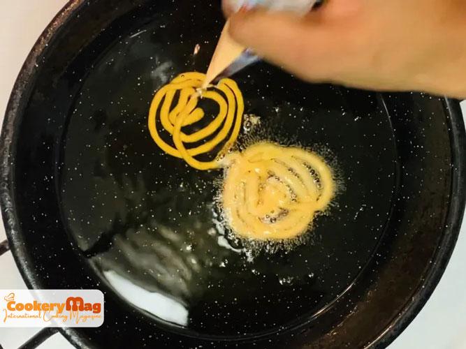 frying jalebi in pan